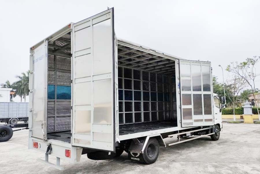 Xe chở pallet chứa các cấu kiện điện tử